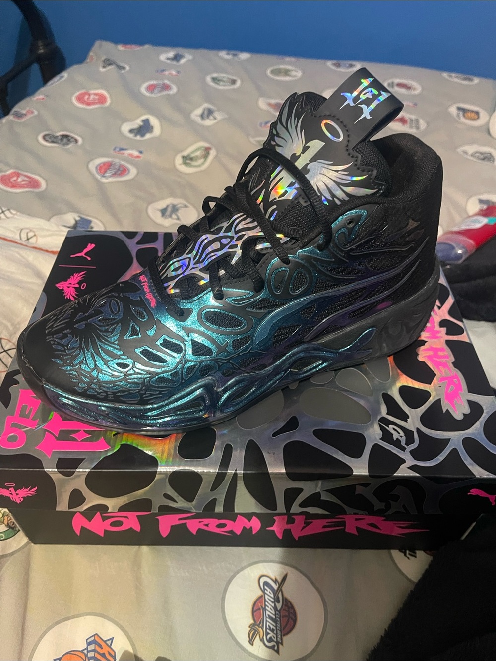 Basketball shoes - Picture 2 of 3